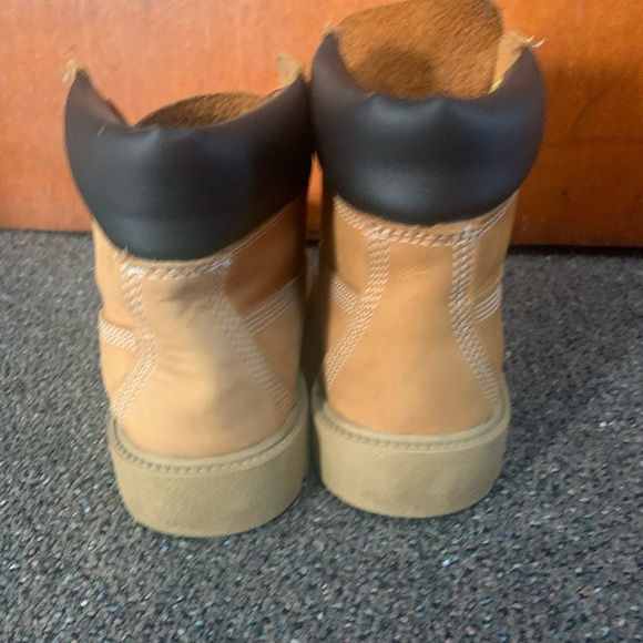 Tan kid timberlands size 5 in good condition. - Picture 3 of 6